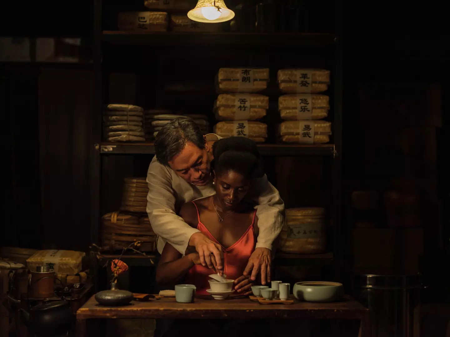 |Crítica| 'Black Tea - O Aroma do Amor' (2024) - Dir. Abderrahmane Sissako